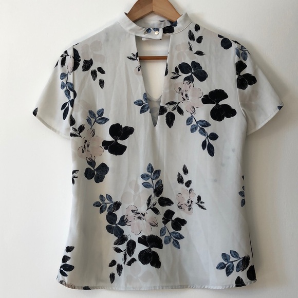 Dynamite Floral Top - Picture 2 of 6